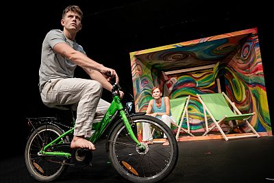 Jonathan Schyns auf Fahrrad, Susanne Schyns sitzt und schaut ihn an (c) Katrin Schander