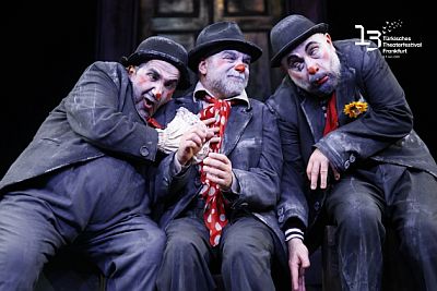 Tekin,Mete, G�nay, die Clowns, sitzen auf einer Bank